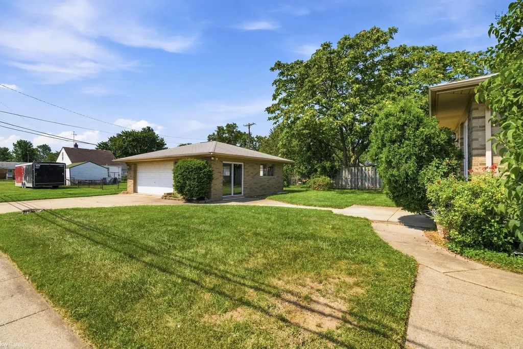 19580 Glenn Street Roseville City MI 48066