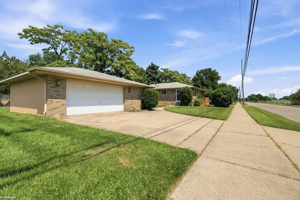 19580 Glenn Street Roseville City MI 48066