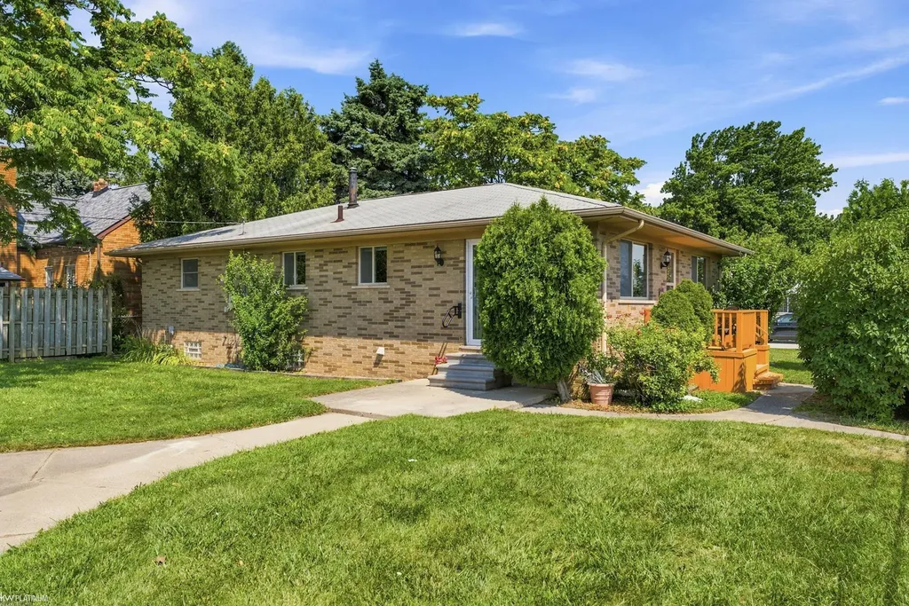 19580 Glenn Street Roseville City MI 48066