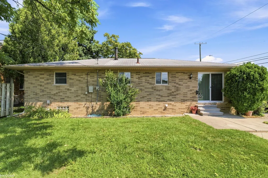 19580 Glenn Street Roseville City MI 48066