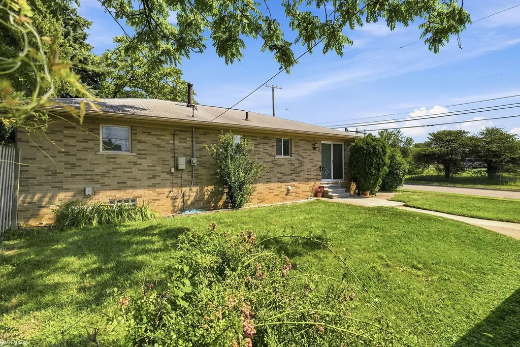 19580 Glenn Street Roseville City MI 48066