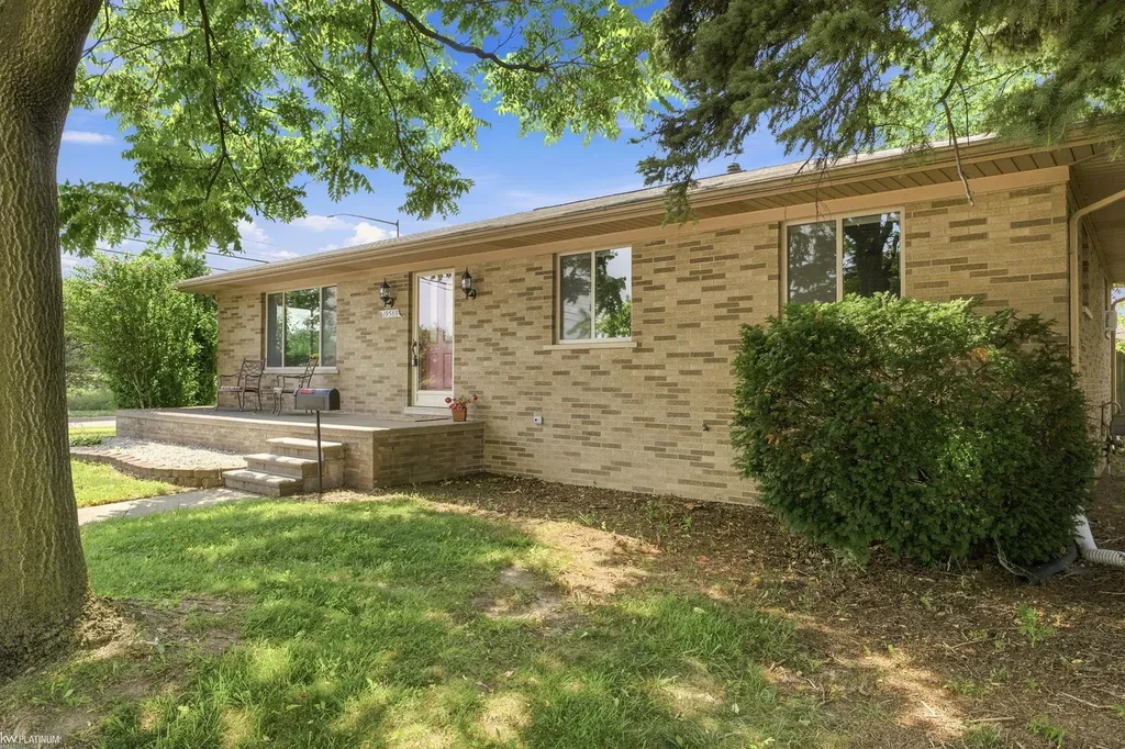 19580 Glenn Street Roseville City MI 48066