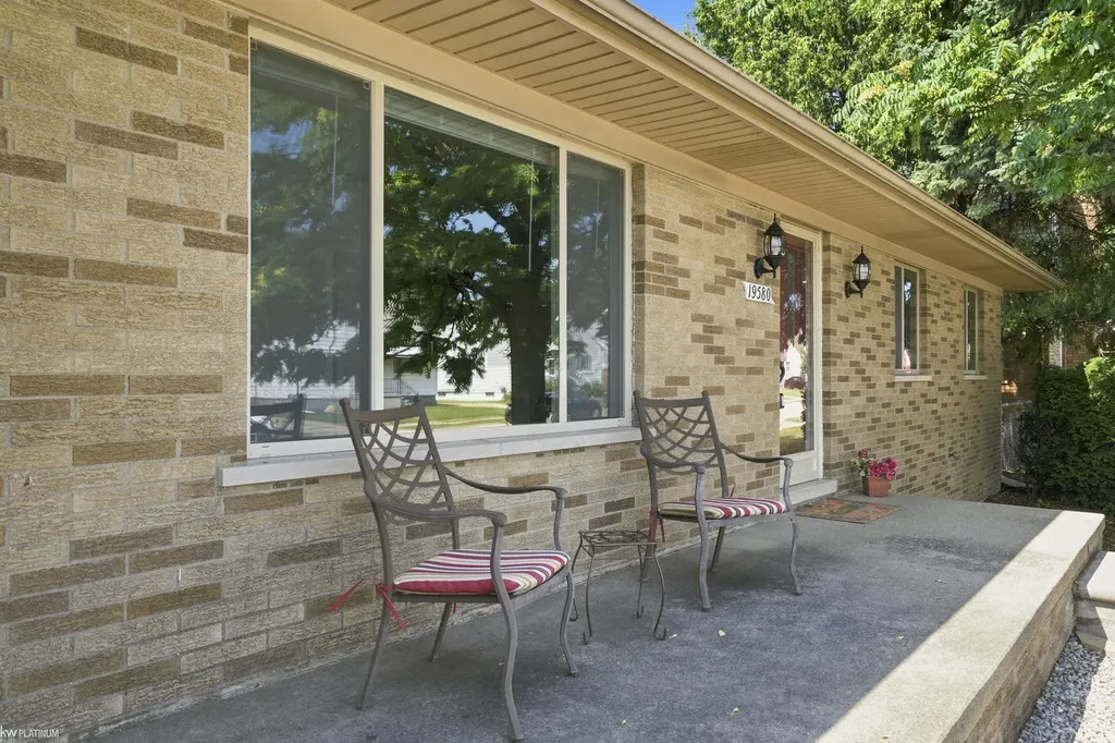 19580 Glenn Street Roseville City MI 48066