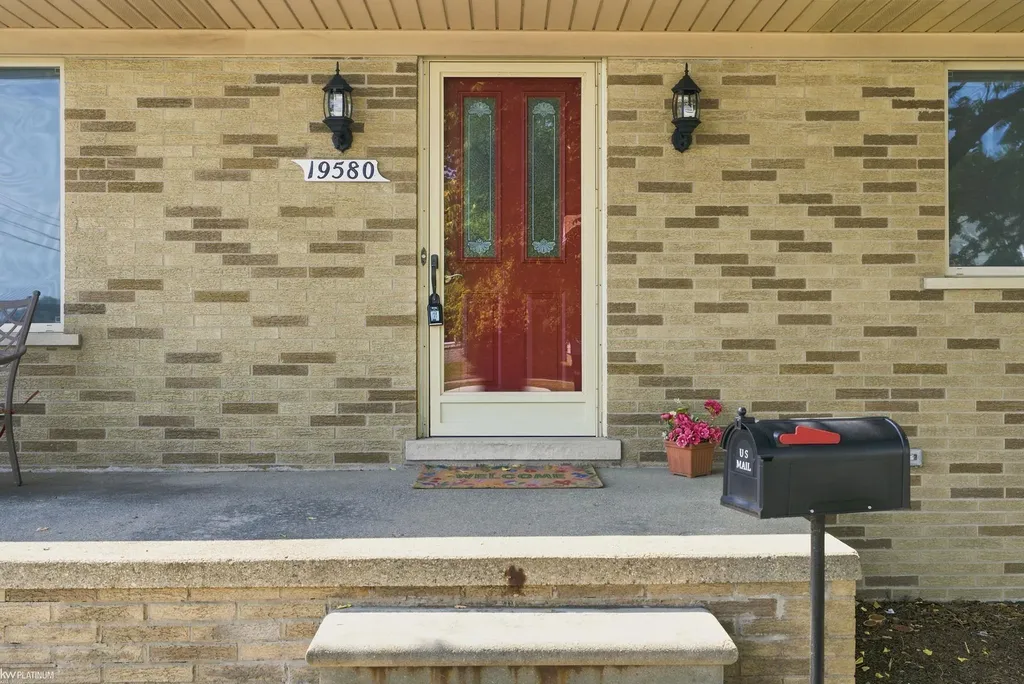 19580 Glenn Street Roseville City MI 48066