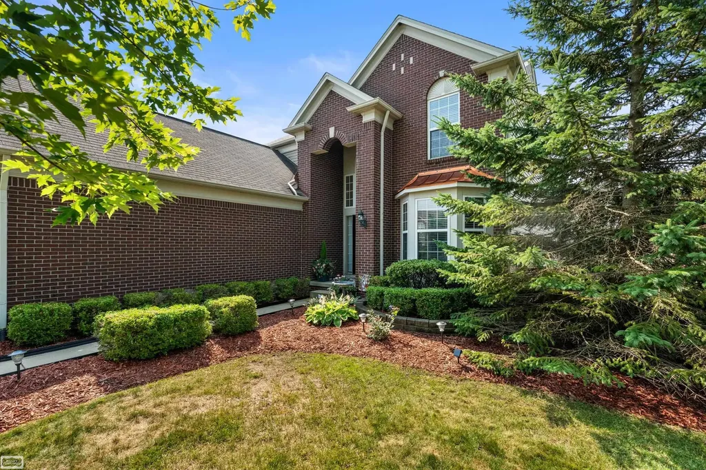 19056 Hazelton Drive Macomb Township MI 48042