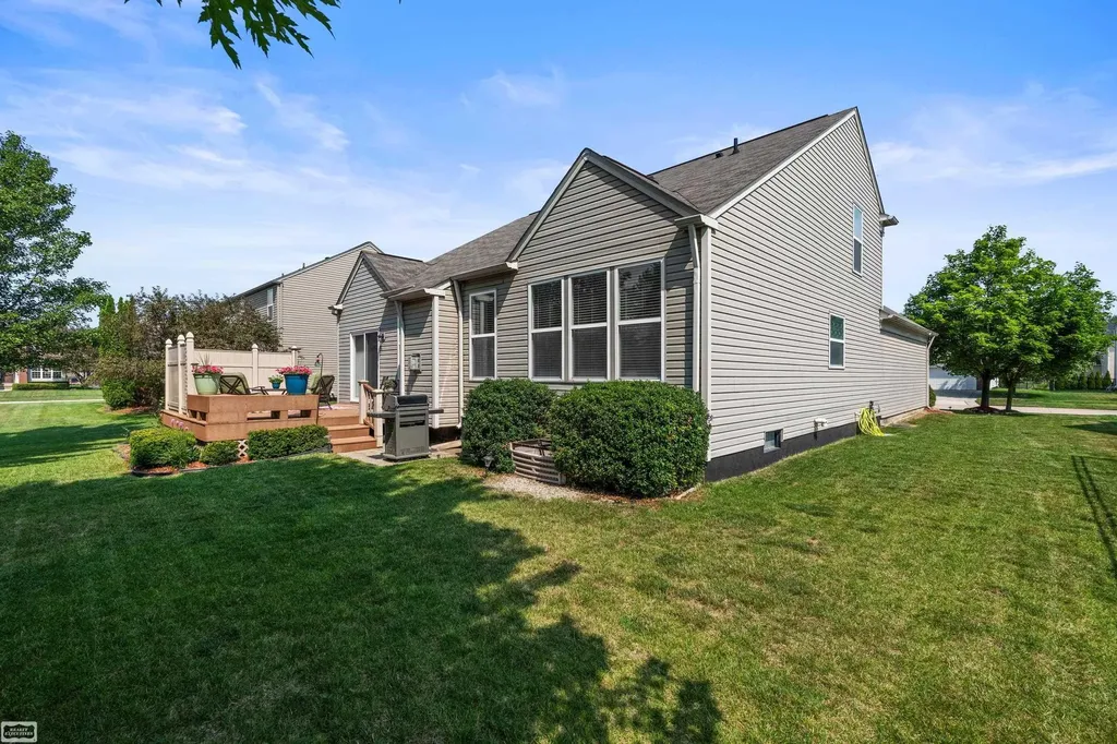 19056 Hazelton Drive Macomb Township MI 48042
