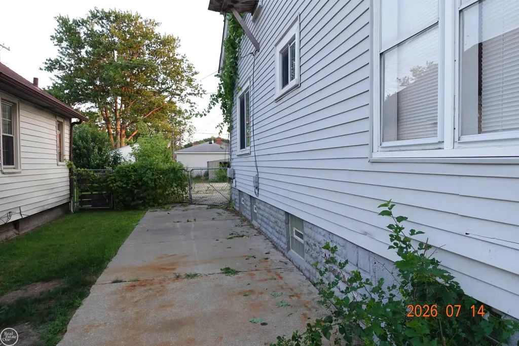 21804 Rosedale Street St. Clair Shores City MI 48080