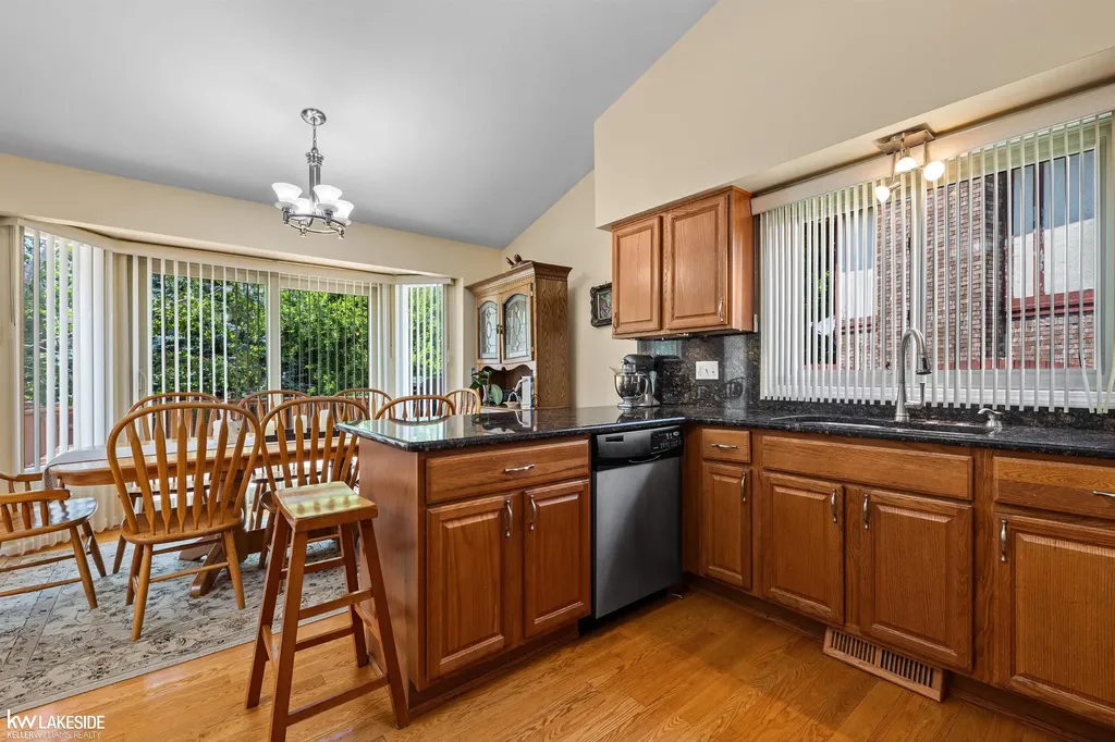 8703 Thornwood Court Sterling Heights City MI 48312