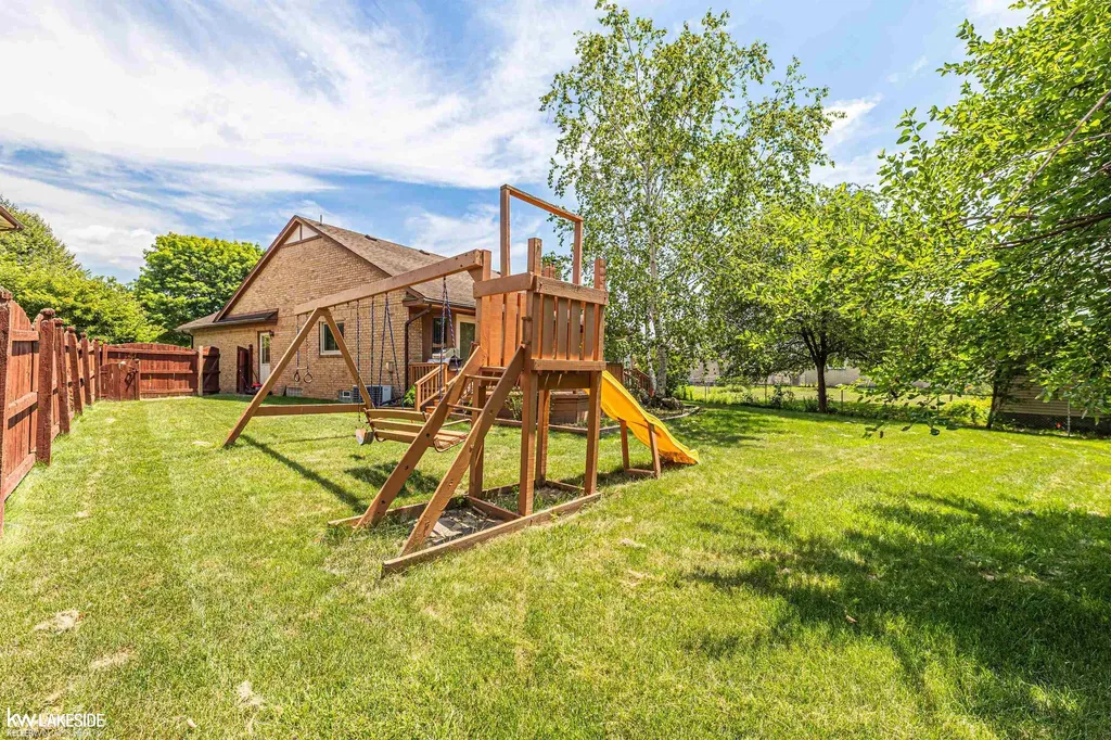 8703 Thornwood Court Sterling Heights City MI 48312