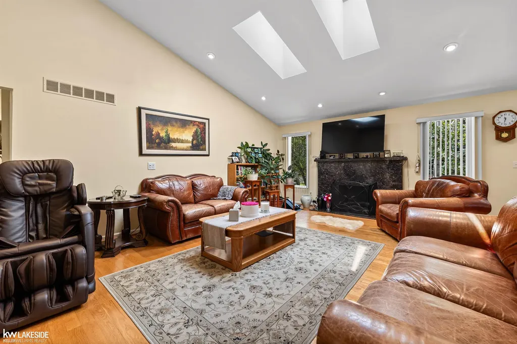 8703 Thornwood Court Sterling Heights City MI 48312