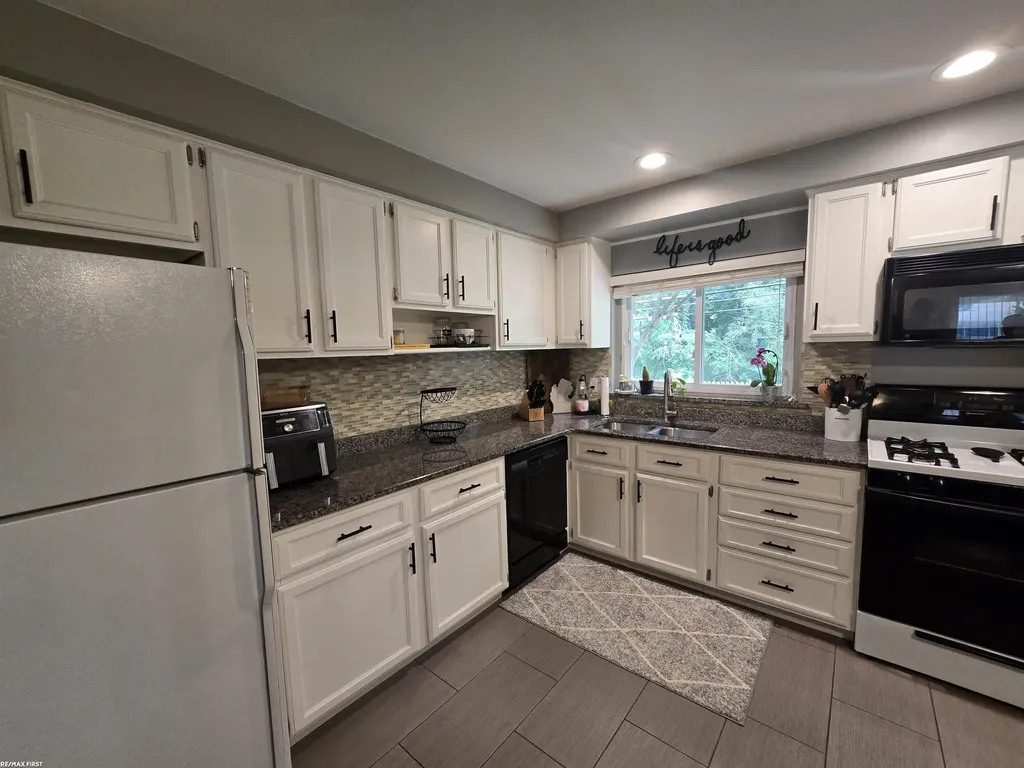 52498 Fayette Drive Shelby Charter Township MI 48316