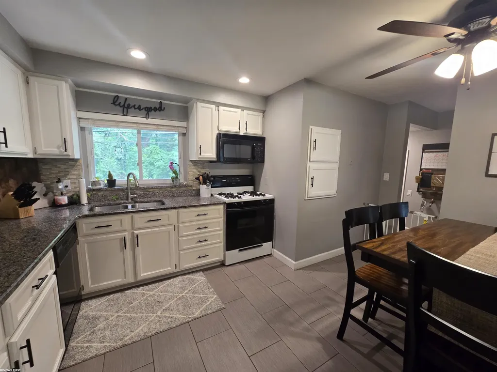 52498 Fayette Drive Shelby Charter Township MI 48316