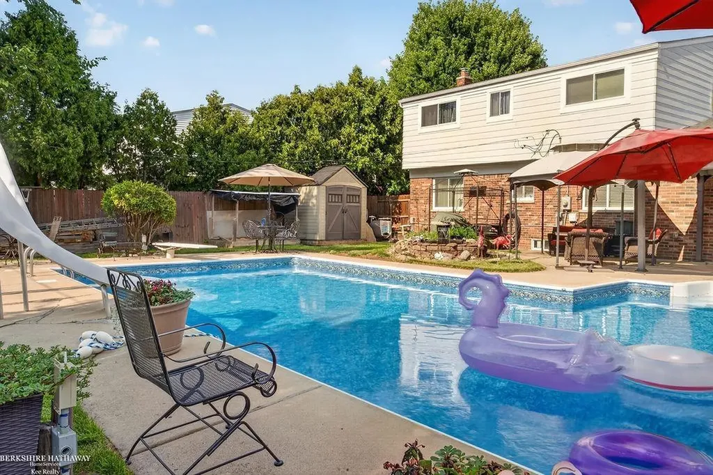 32725 Rugby Drive Warren City MI 48088