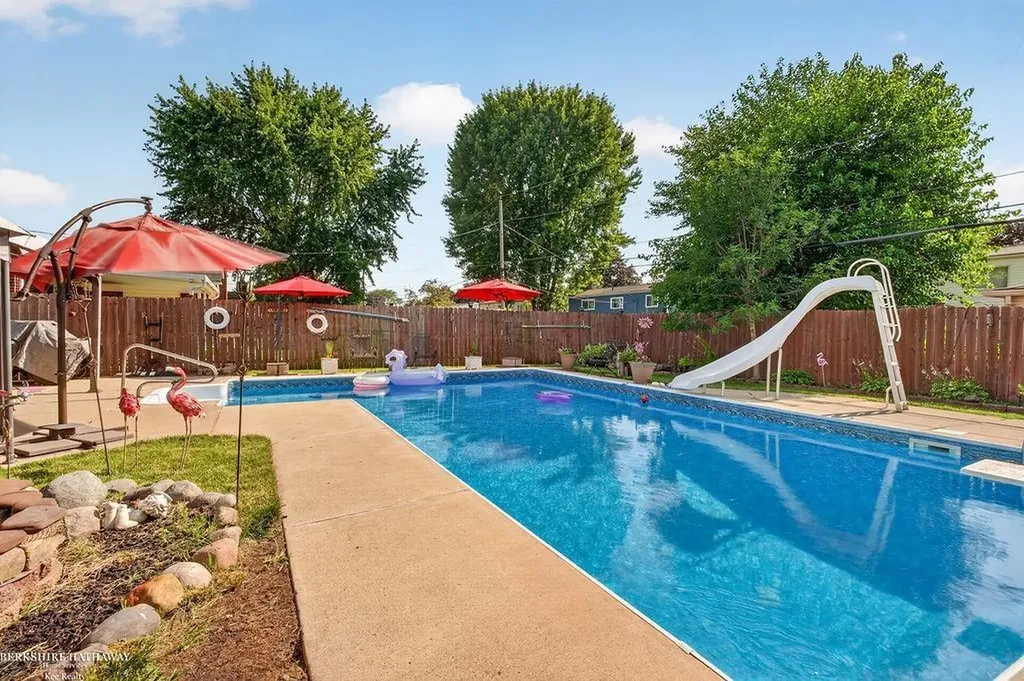 32725 Rugby Drive Warren City MI 48088