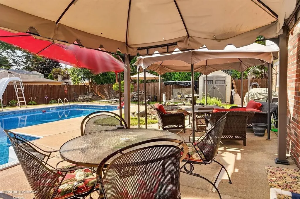 32725 Rugby Drive Warren City MI 48088