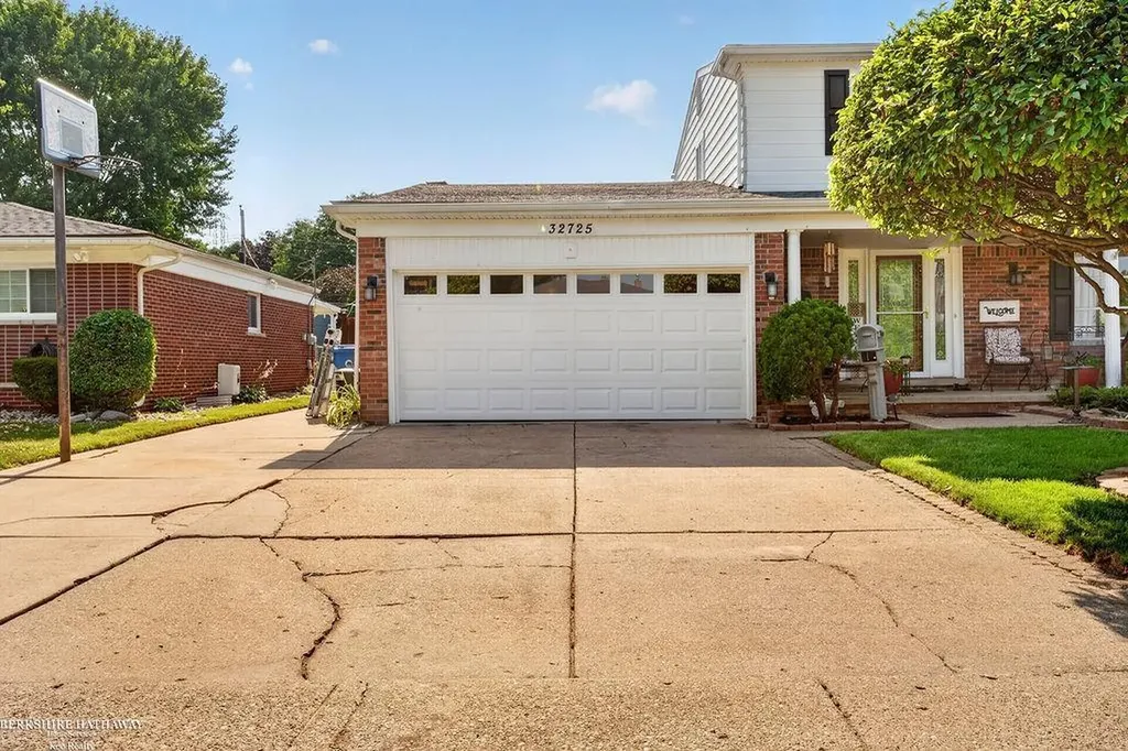 32725 Rugby Drive Warren City MI 48088