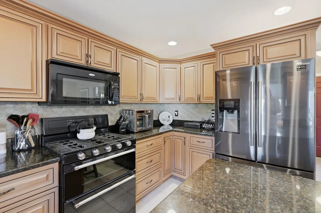 51880 Black Hills Lane Macomb Township MI 48042