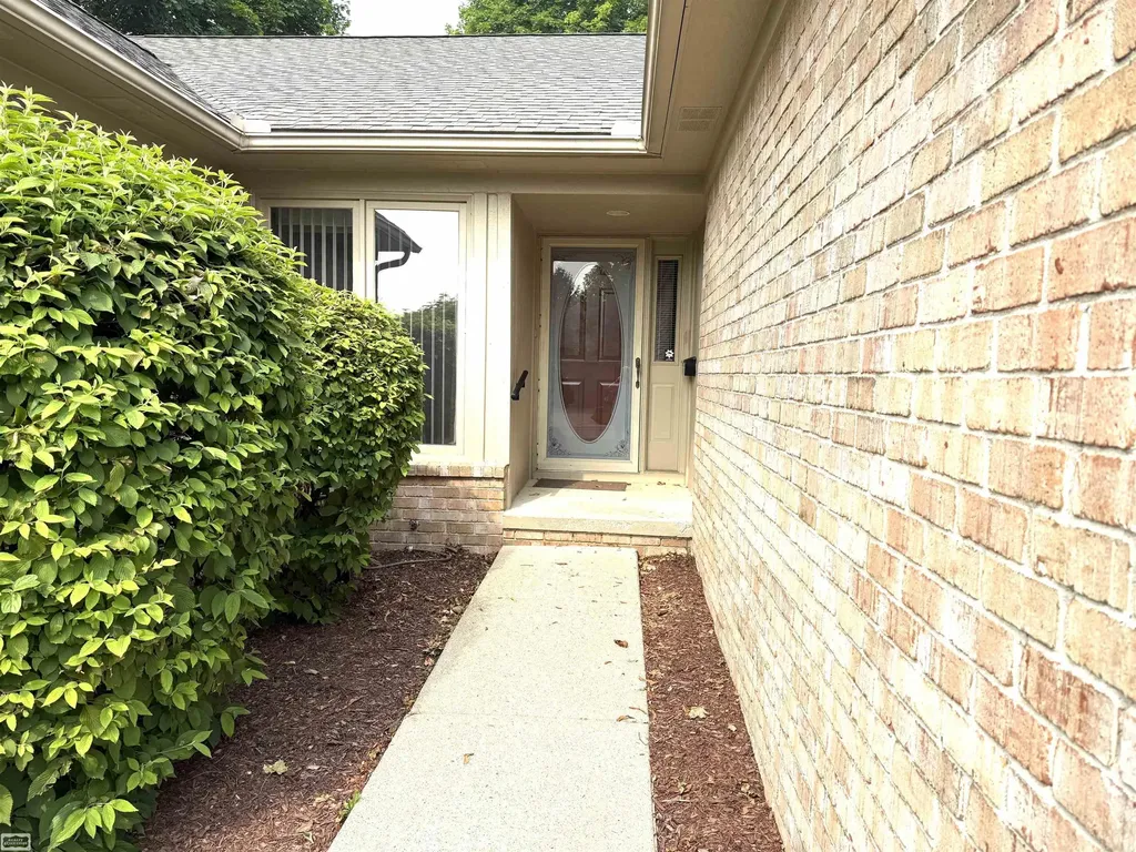 41097 Fox Run Lane Clinton Charter Township MI 48038