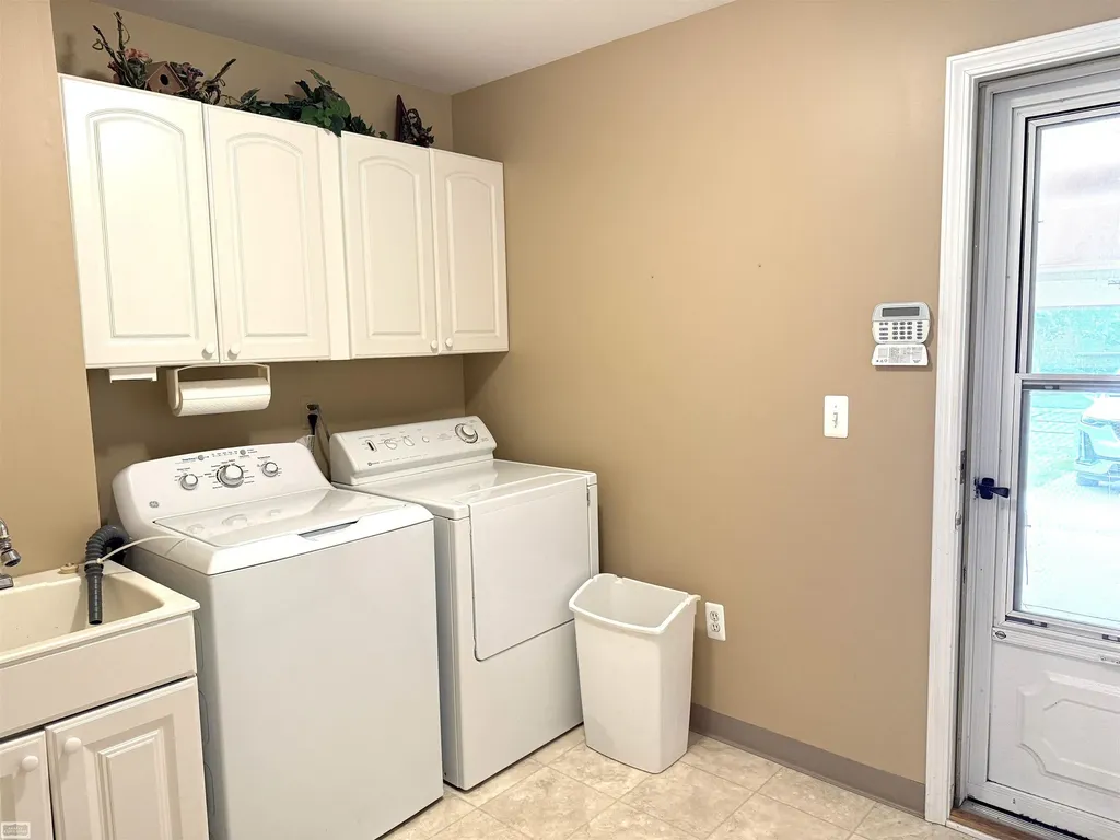 41097 Fox Run Lane Clinton Charter Township MI 48038