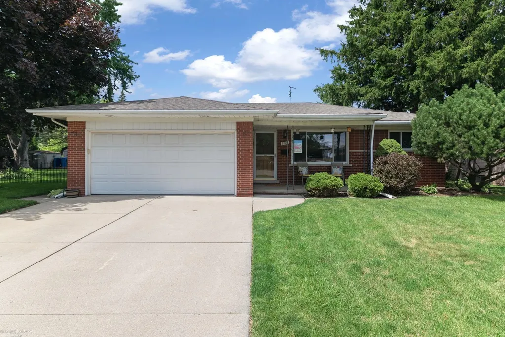 3825 Hillcrest Street Warren City MI 48092