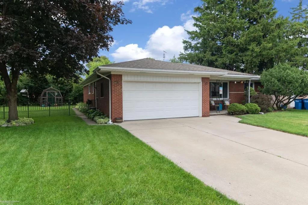 3825 Hillcrest Street Warren City MI 48092