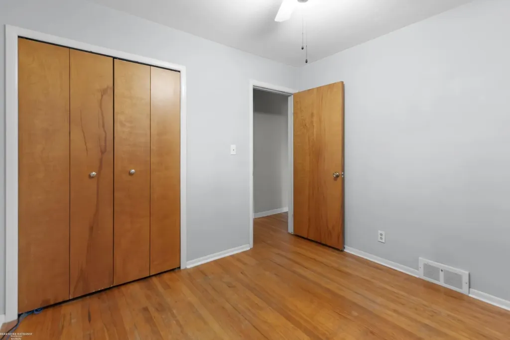 3825 Hillcrest Street Warren City MI 48092