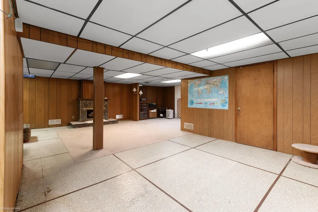 3825 Hillcrest Street Warren City MI 48092