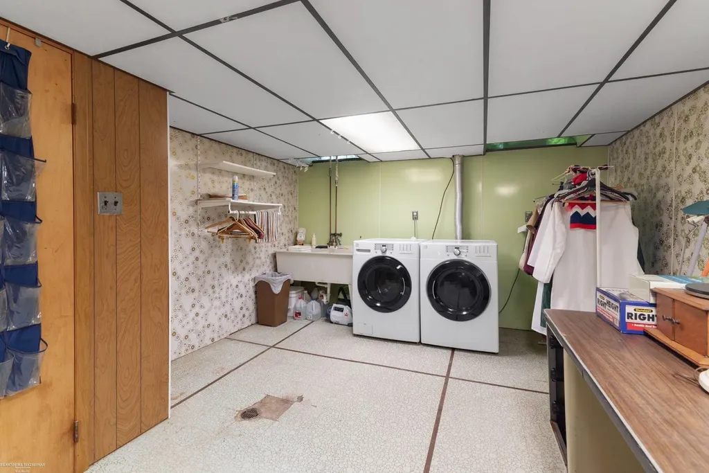 3825 Hillcrest Street Warren City MI 48092