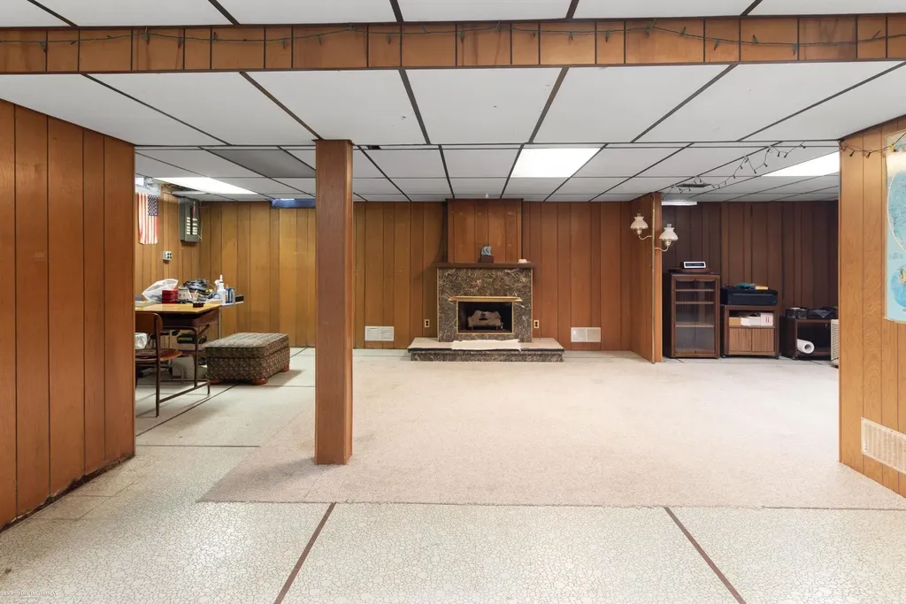3825 Hillcrest Street Warren City MI 48092