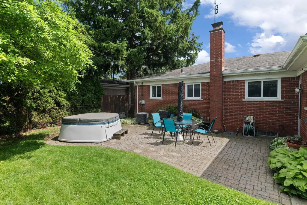 3825 Hillcrest Street Warren City MI 48092