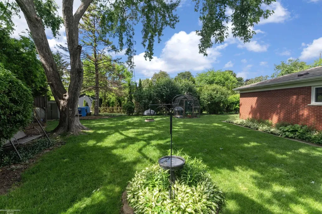 3825 Hillcrest Street Warren City MI 48092