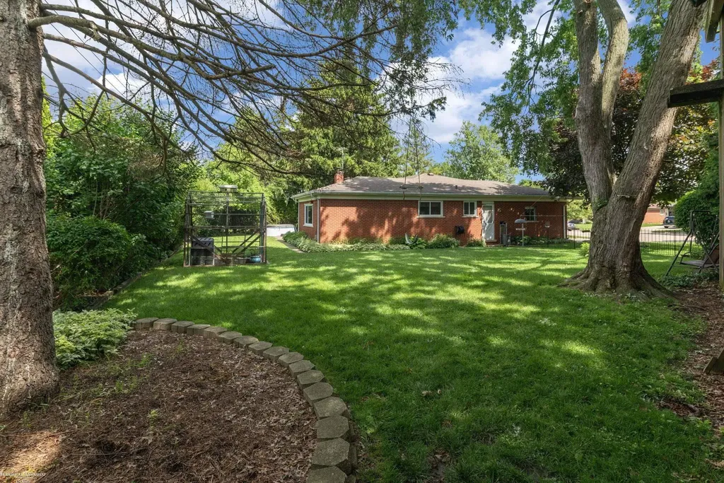 3825 Hillcrest Street Warren City MI 48092