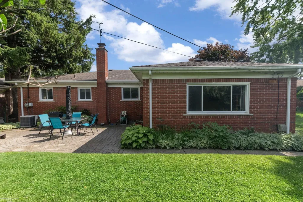 3825 Hillcrest Street Warren City MI 48092