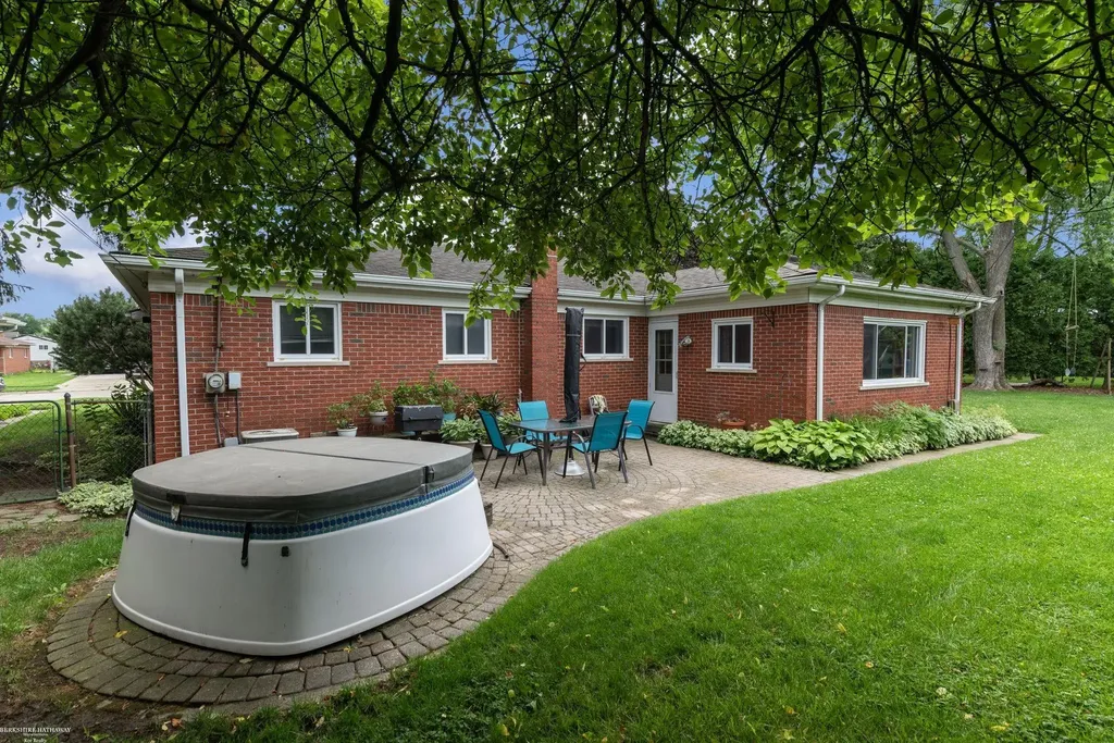 3825 Hillcrest Street Warren City MI 48092