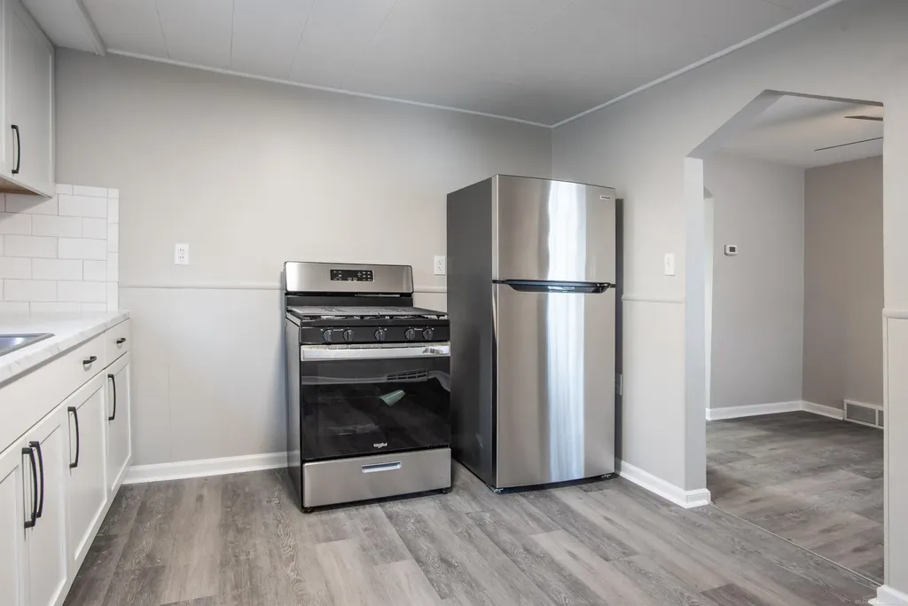 23742 Stewart Avenue Warren City MI 48089