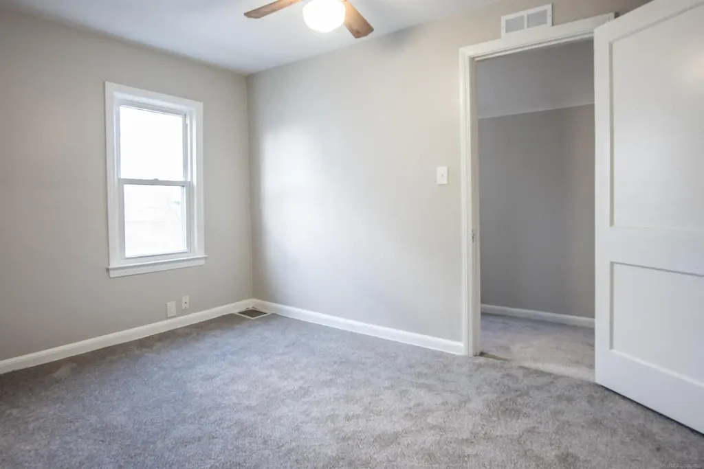 23742 Stewart Avenue Warren City MI 48089