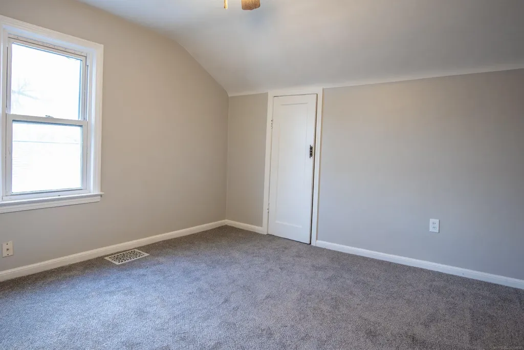 23742 Stewart Avenue Warren City MI 48089