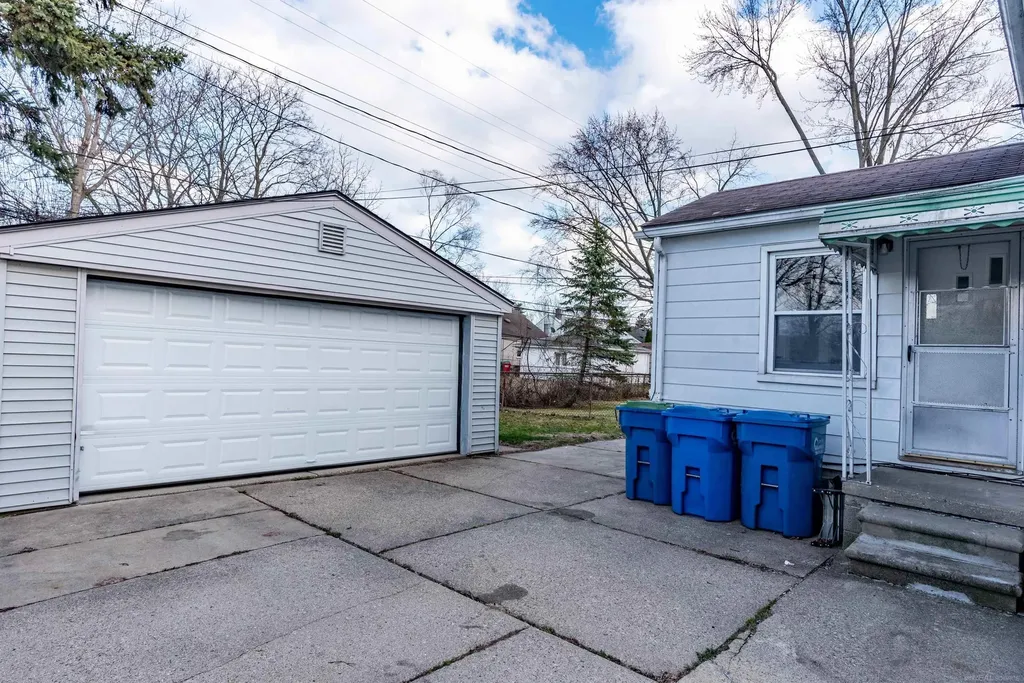 23742 Stewart Avenue Warren City MI 48089