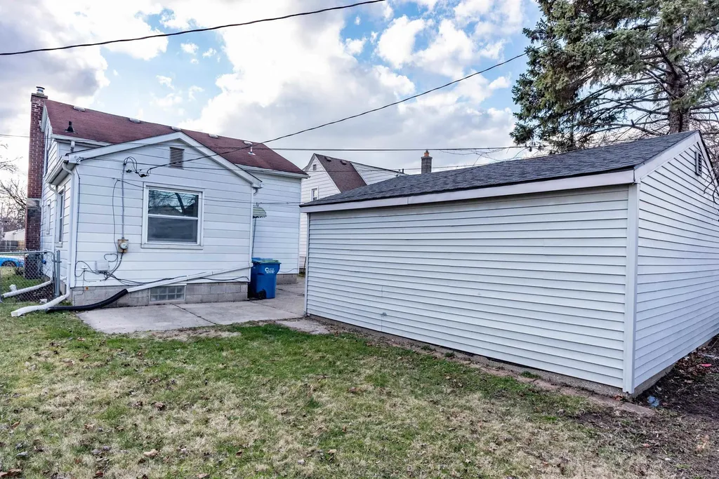 23742 Stewart Avenue Warren City MI 48089