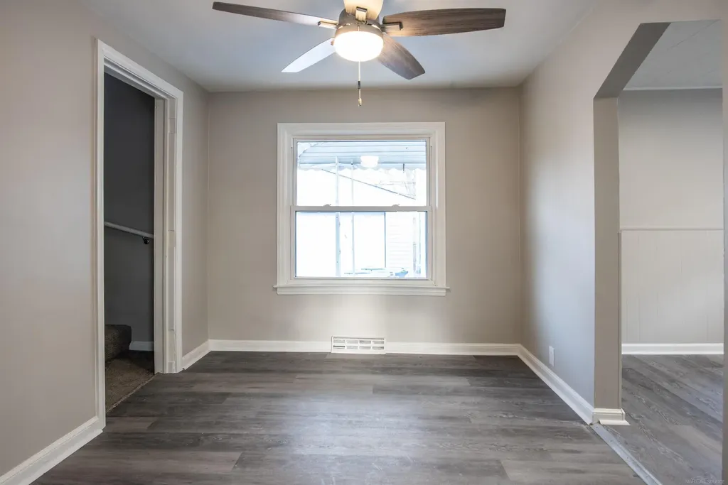 23742 Stewart Avenue Warren City MI 48089