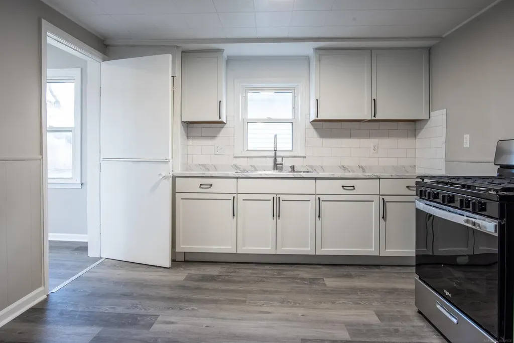 23742 Stewart Avenue Warren City MI 48089