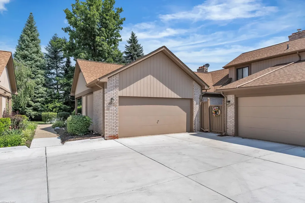 20497 Villa Grande Circle Clinton Charter Township MI 48038