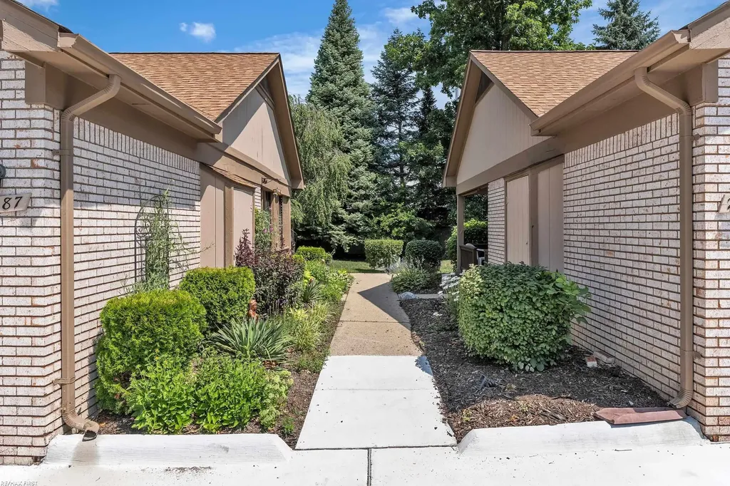 20497 Villa Grande Circle Clinton Charter Township MI 48038