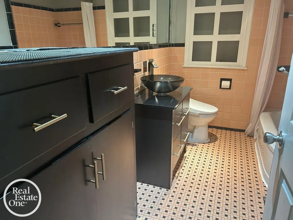 463 Bournemouth Circle Grosse Pointe Farms City MI 48236