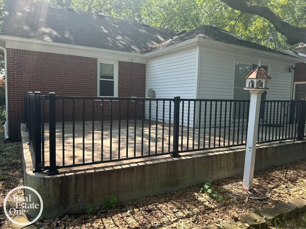 463 Bournemouth Circle Grosse Pointe Farms City MI 48236