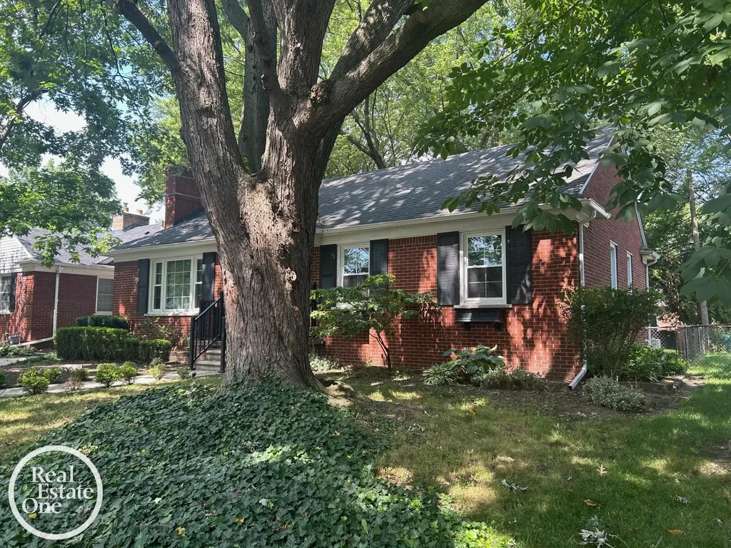 463 Bournemouth Circle Grosse Pointe Farms City MI 48236
