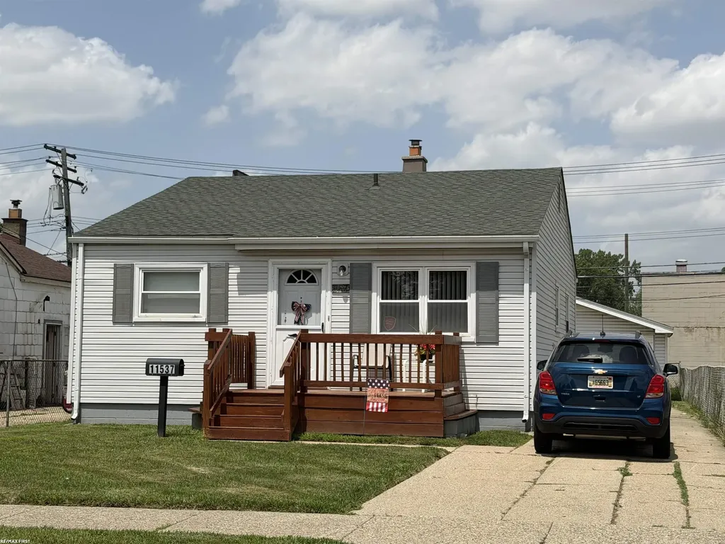 11537 Dodge Avenue Warren City MI 48089
