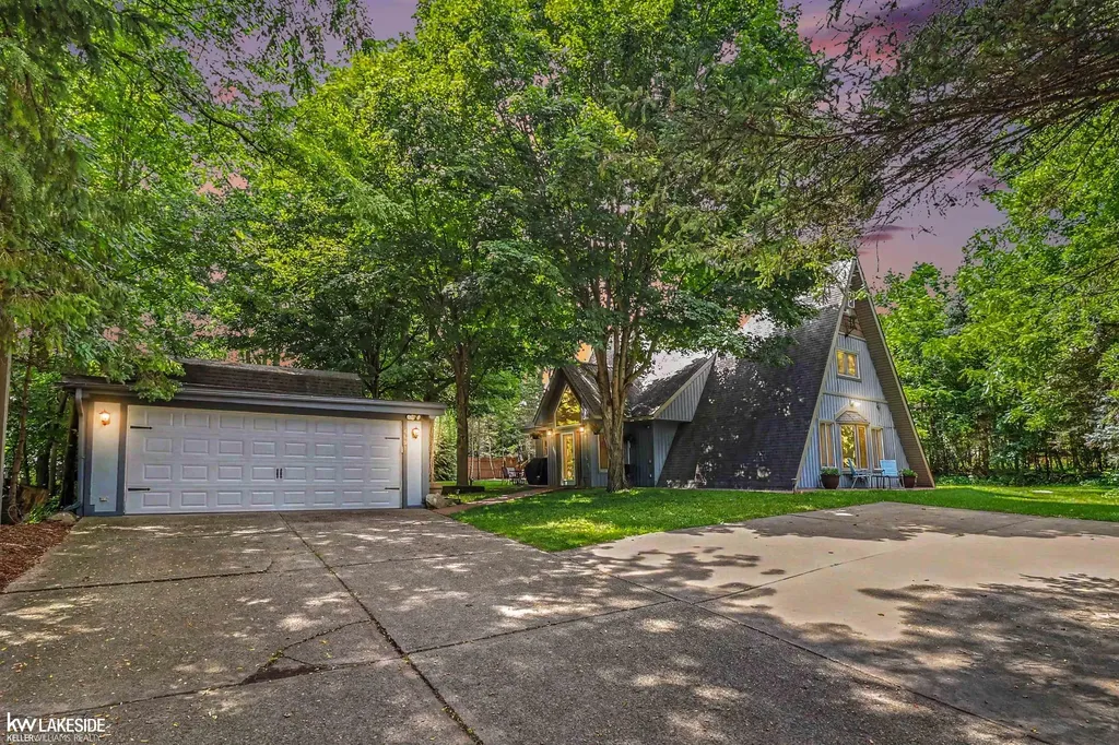 4691 Camelina Street Commerce Charter Township MI 48382