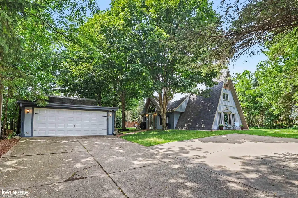 4691 Camelina Street Commerce Charter Township MI 48382