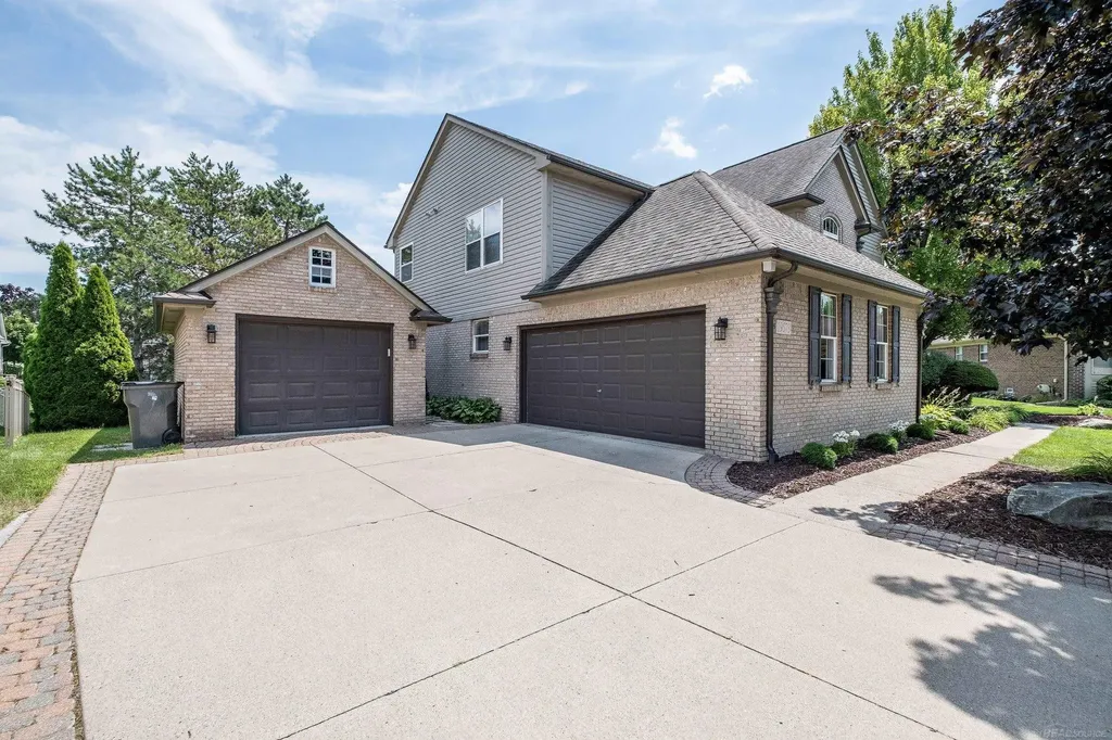 19573 Tanglewood Circle Clinton Charter Township MI 48038
